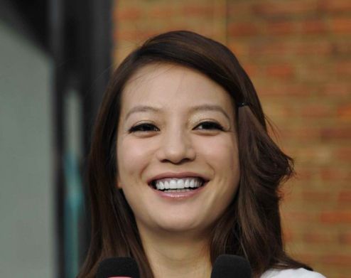趙薇北京拍新歌MV 不愿學龐龍唱口水歌(組圖)