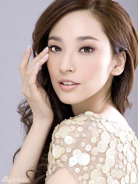 吳佩慈寫真乳溝畢現 將清純與性感混搭