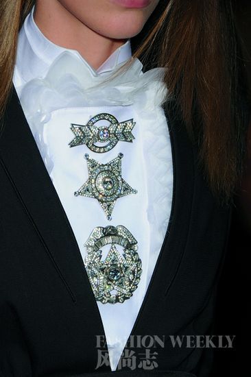 Givenchy銀色胸針