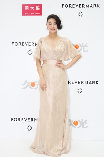 知名影視明星張雨綺小姐佩戴總重達11克拉全新Forevermark_永恒印記Millemoi_擁幻系列美鉆飾品