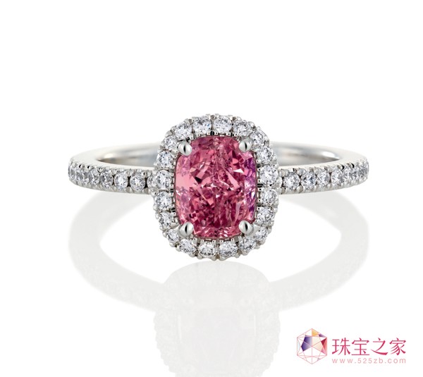 @ʯ錚еġӰ󎟡(Jeweller of Light)Ƞ˹@ʯ錚(De Beers Diamond Jewellers)yAš·feµAOӋAȫAuraϵУAuraϵеĻʽиɫ@ʯ,ԏጌŮȻăAĽ֮顣