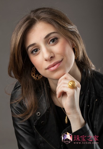 Joanna Dahdah ׶ؐأƳ(g)ׂ(g)錚O(sh)Ӌ(j)ϵк׌һeQ錚O(sh)Ӌ(j)bpProfessional Jewellers־ٝux2010Ӣ錚硰Hot 100錚ӢС