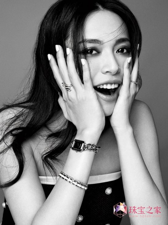 周迅和姚晨同為Chanel Première腕表拍攝宣傳照Première腕表1987年推出,是香奈兒的第一款腕表。 其獨(dú)特的八角形表盤(pán), 藍(lán)寶石水晶鏡面,設(shè)計(jì)靈感來(lái)自于N°5香水的經(jīng)典瓶 蓋與巴黎芳登廣場(chǎng)的形狀。