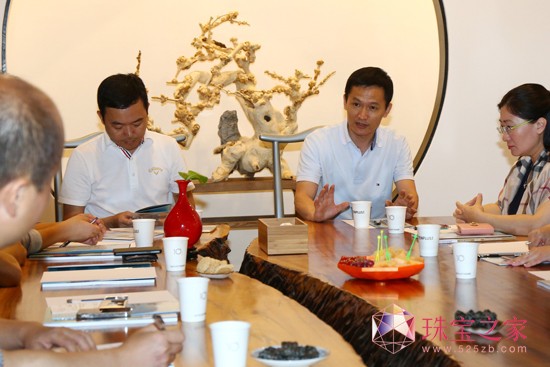 (gu)H齻Ŀ(jng)־壬錚O(sh)Ӌ(j)f(xi)(hu)(hu)L(zhng)Ű룬ИI(y)f(xi)(hu)(w)(hu)L(zhng)֮鶭L(zhng)ĽS錚(jng)폈搂錚(jng)nӢ