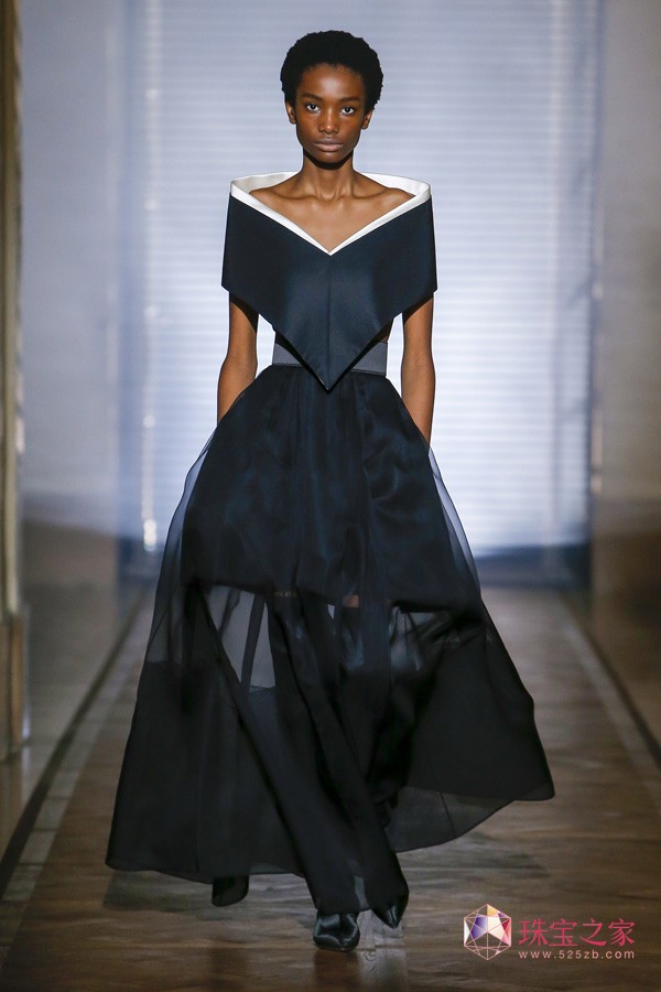 Givenchy ɫ 2018 ߶r(sh)b